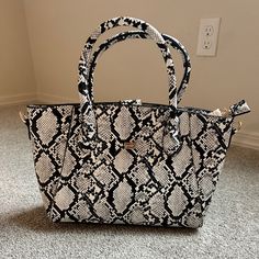 Brand New Snake Hand Bag Gray Tote Satchel With Zipper Closure, Trendy Gray Satchel With Double Handle, Trendy Gray Double Handle Satchel, Trendy Gray Satchel For Shopping, Chic Gray Double Handle Satchel, Chic Gray Satchel With Removable Pouch, Chic Gray Satchel, Chic Gray Satchel For Everyday Use, Black And Grey