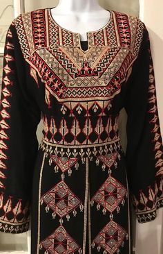 Black Plain Dress, Black Dress Outfit, Sleeveless Kimono, Dress Abaya, Beautiful Black Dresses, Black Dress Outfits, Red Embroidery, Gold And Red, Abaya Dress