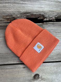 Detalles






Se acerca el clima fresco, así que asegúrate de estar preparado para el otoño con nuestro gorro de punto Carhartt en naranja. Con un llamativo color naranja, tejido acanalado y dobladillo con puños y parche con el logo, es el accesorio perfecto para completar cualquier look. ¡Agrega este básico a tu armario hoy!

 Características:



 Gorro Carhartt

 Estilo: A18-Q37 NARANJA

 Color naranja

 100% acrílico

 Gorros y gorros unisex

 Tejido de punto acanalado

 Dobladillo con pu Orange Carhartt Beanie Outfit, Carhartt Beanie Outfit, Carhartt Beanies, Carhartt Hat, Beanie Outfit, Carhartt Beanie, Carhartt Logo, Beanie Style, Cuffed Beanie