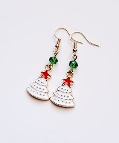 Cute white Christmas tree charms with a red star topper. I paired this with a small faceted green bead.  Ear hooks are nickel free! Christmas Tree Gold, Tree Charms, Christmas Tree Charm, Gold Holiday, Tree Earrings, Holiday Earrings, Christmas Tree Earrings, Light Earrings, Holiday Earring