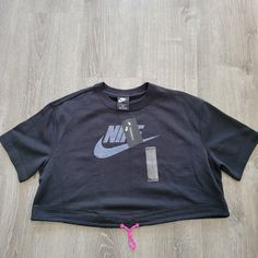 Women's Nike Sportswear Icon Clash Crop Short Sleeve Top Size 1x Style #: Dd2172-010 Condition: Brand New With Tags. Please Feel Free To Message Me If Additional Photos Are Needed. Nike Hoodies For Women, Grey Nike Hoodie, Athletic Tops Women, Nike Running Shirt, Nike Long Sleeve, Nike Tech Fleece, Dri Fit Shirt, Nike Sweatshirts, Team Apparel