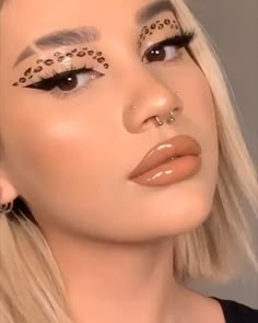 Leo Eye Makeup, Lion Inspired Makeup, Pink Leopard Makeup, Cheetah Eye Makeup, Leopard Eye Makeup, Animal Inspired Makeup, Lipstick Tutorial Video, Leopard Eyeshadow, Leopard Makeup Tutorial