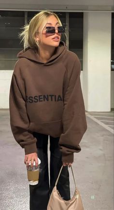 Pakaian Hipster, Outfit Essentials, Brown Hoodie, Paris Mode, Looks Party, Sweatshirt Outfit, Hoodie Outfit