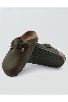 Suede upper/Round toe/Slip-on silhouette/Cork footbed/EVA outsole Felt Boston Birkenstock, Leather Clogs Outfit, Birkenstock Boston Felt, Men’s Birkenstock Clogs Outfits, Birkenstock Boston Suede Leather, Men’s Clogs Birkenstock, Clogs Men, Beige Slippers, Birkenstock Men