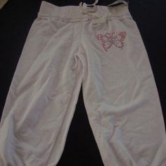 Brand New With Tags Is An Adorable Cropped Capri Pant By Beautees In A Girls Size 5 They Are White With An Elastic Waistband And A Bow Tie At The Waist. On One Of The Legs There Is A Pink And Silver Rhinestone Butterfly. There Is Elastic At The Bottom Of Each Leg The Material Is A Very Soft 90% Cotton And 10% Polyester Cute Pink Sweatpants Outfit, Birthday Wishlist Clothes, Coquette Bottoms, Kawaii Sweatpants, Coquette Pants, Pink Sweatpants Outfit, 2000s Capris, 2025 Rebrand, 2000s Pants