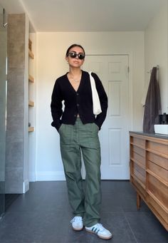 Green Barrel Pants Outfit, Green Sambas Outfit Women, Green Pants Work Outfit, Green Cargo Outfits Women, Green Cargo Pants Outfit Women, Sambas Women Outfit, Green Samba Outfit, Cargo Outfits Women, Green Trousers Outfit