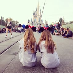 Cute picture idea to take with your best friend in disney(: Best Friends Wallpaper, Best Friend Ideas, Chateau Disney, Friends Drawing, Friend Ideas, Cute Disney Pictures