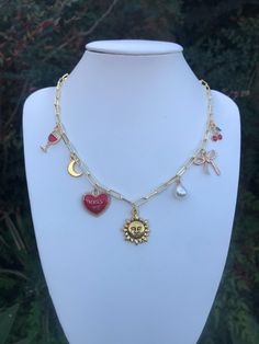 an arrangement of different charms that feel fun,cute and personal made with tarnish resistant gold chains Charm Necklace Diy, Diy Collier, Necklace Diy, Diy Crystals, Gold Charm Necklace, Fun Cute, Gold Charm, Diy Necklace, Crystal Bracelets