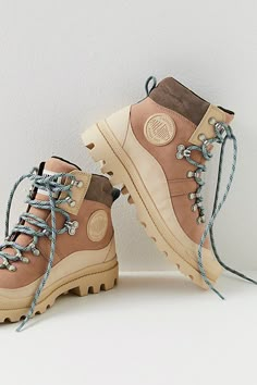 Stylish Hiking Boots, Cute Hiking Outfit, Hiking Fits, Weather Boots, Snow Boots Women, Hiking Women, Winter Snow Boots