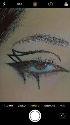 E Girl Eyeliner, Eyeliner Ideas Creative, Grunge Eyeliner, Different Eyeliner, Eyeliner Ideas, Eyeliner Designs, Makeup Drawing, Graphic Makeup