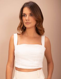 Cropped top with square neckline and straps in cut-out shapes and strategically placed darts to contour the silhouette. Elastics on the back for comfort and practicality when wearing.100% linen fabric providing freshness with a slight rustic touch due to its natural appearance.Composition: 100% linen.Model wears size S. Model measurements: Height - 169cm. Bust - 84cm. Waist - 68cm. Hip - 94cm.Care of the piece: The piece is made of 100% linen fabric, a natural fabric that requires a lot of care Fitted Linen Sleeveless Crop Top, Fitted Sleeveless Linen Crop Top, Chic Cotton Crop Top With Square Neck, Chic Fitted Linen Tank Top, Chic Square Neck Cotton Crop Top, Chic Crop Top With Adjustable Straps And Square Neck, Fitted Linen Elegant Crop Top, Elegant Linen Top With Tie Back, Summer Square Neck Top With Adjustable Straps