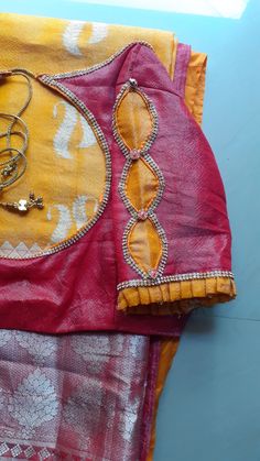 Blouse Ke Design, Champagne Popsicles, Normal Blouse, Choli Blouse Design, Cotton Blouse Design, Kids Blouse Designs, New Saree Blouse Designs, Latest Model Blouse Designs