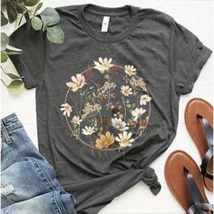 New In Package! Cute Whimsical Floral Graphic Crew Neck T-Shirt, Casual Short Sleeve T-Shirt For Spring & Summer. This Is A Women's Size Medium (6-8). Made Of Soft Polyester Knit Fabric. Floral Tees, Floral Graphic, Graphic Tank Tops, Womens Crewneck, Floral White, Flower Shirt, Womens Long Sleeve Shirts, Women's Wardrobe