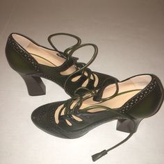 Tory Burch Women’s Dark Academia Lace Up Ghillie Oxford Astrid Pump In Robin Green/Black. High Heel 4 1/2 Inches Size 9, Lace-Up Closure. Never Worn, Comes With Box And Duster. Elegant Leather Heels With Laces, Fitted Round Toe Heels With Laces, Elegant Heels With Laces And Round Toe, Elegant Green Heels For Fall, Green Formal Heels For Fall, Fitted Green Heels With Round Toe, Fitted Brogue Heels With Round Toe, Fitted Lace-up Heels With Leather Sole, Lace-up High Heels For Formal Occasions