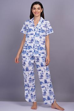 Gorgeous Toile de Jouy print cotton pyjama in short sleeves. Cotton Graphic Print Sleepwear For Pajama Party, Cotton Graphic Print Sleepwear For Loungewear, Graphic Print Short Sleeve Sleepwear, Cotton Short Sleeve Pajama Party Sets, Cotton Short Sleeve Sets For Pajama Party, Short Sleeve Sleepwear With Graphic Print, Printed Relaxed Fit Sets For Home, Summer Cotton Sleepwear With Graphic Print, Cotton Graphic Print Sleepwear For Summer