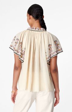 Loose and subtly transparent, the Valentin blouse is perfect for summer. Its Tunisian collar and embroidery are sure to bring a folk style to your outfits. This ruffled piece has a slightly A-line shape and butterfly sleeves for an ultra-summery look.Blouse with short, ruffled sleeves.Ruffled collar with drawstring ties.Unlined.Muna is 1.77m tall and wears a size 36.Composition : Main material: 100% cotton. Main lining: 100% cotton. Embroidery: 100% polyester. Folk Style, Folk Fashion, Vanessa Bruno, Ruffled Collar, Cotton Embroidery, Butterfly Sleeves, Ruffled Sleeves, Cardigan Coat, Beauty Essentials