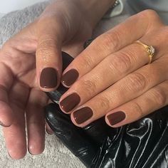 Brown Fall Manicure, Brown Tip Gel Nails, Brown Mani Pedi, Shades Of Brown Gel Nails, Gel Nails Ideas Short Brown, Autumnal Nails Gel, Squoval Brown Nails, Call Brown Nails, Fall Color Manicure