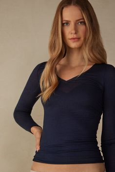 Long sleeve V-neck top in modal ultralight with cashmere. Soft, ultra lightweight fabric. Softly hugs the body.
The model is 5’ 9” (175 cm) tall and is wearing a size S.