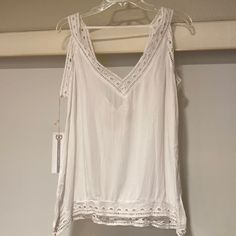 Brand New With Tags Sleeveless Beachwear Top For Brunch, Lace Trim Summer Tops, Summer Beachwear Tops With Lace Trim, Chic White Tank Top For Beach, Summer Beach Tank Top With Lace Trim, Vacation Tank Top With Lace Trim, Summer Tank Top With Lace Trim For Beach, White V-neck Tank Top For Vacation, Summer V-neck Tank Top With Lace Trim