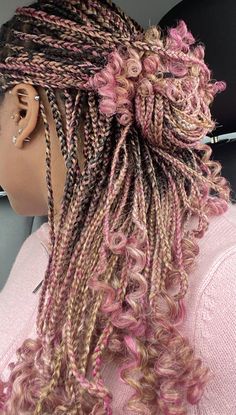 These pink and blonde braids with curls are soooo cute! I'm more of a conventional hair color girl (black, brown) but these would look so good on somebody!  pink and blonde braids, pink braids, pink braids for black women Nepolian Braids, Colored Box Braids Hairstyles, Box Braid Hair Color Combos, Cute Braid Color Combos, Braids For Black Women Color Combo, Braided Hair Color Combos, Neapolitan Hair Braids, Braided Hair Colors, Colorful Braids Hairstyles