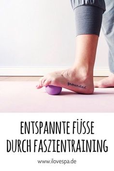 a woman standing on top of a pink floor next to a white wall with the words entspanntee fusse durch fassentrainating