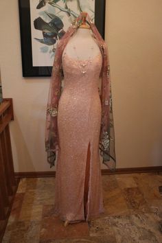 Scoop neck bodice on palest pink sequined wedding dress. New years eve gala? bridesmaids or prom- a very versatile evening gown. smaller size- 6 more pics: https://www.facebook.com/pg/RetroVintageWeddings1920s1930s/photos/?tab=album&album_id=2453443938084968 Vintage Evening Gowns, Dress Bridesmaids, Wedding Dress Sequin, Gown Prom, Pink Sequin, Wedding Guests, Wedding Bridesmaids, Wedding Gown, Evening Gown