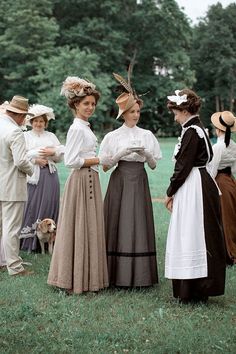 Servant Clothes, Female Clothes, Maid Service, Maid Outfit, Rich People, Edwardian Fashion, People Dress, Feminine Outfit