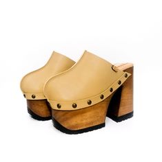 Handmade leather platform clogs. Wooden sole with 8 cm platform and 14 cm heel, black tractor rubber, the wood is protected by lacquer and has padded insole lined in goat suede to give more comfort to the foot. They are made in genuine sand color leather, lined in natural leather, on the sides they have old gold studs. Vintage clogs are an exclusive design by Sol Caleyo. Sizes from 33 to 47, if this is not your size do not hesitate to contact us. They are made one by one for each customer and it Heel Platforms, Clogs Platform, Wood Clogs, Vintage Clogs, Platform Clogs Shoes, Wood Heels, Platform Shoe, Handmade Leather Shoes, Platform Clogs