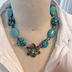 Hand Made! Turquoise Flowers, Flower Pendant Necklace, Coral Turquoise, Beaded Jewelry Diy, Jewelry Diy, Flower Pendant, Natural Stone, Natural Stones, Beaded Jewelry