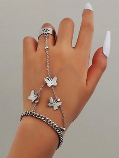 Stil Emo, قلادات متدلية, Hand Chain Jewelry, Edgy Jewelry, Pretty Jewelry Necklaces, Magical Jewelry, Jewelry Accessories Ideas, Girly Accessories, Fancy Jewellery