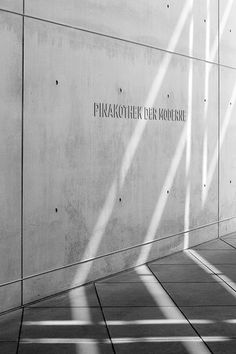 a black and white photo of a wall with the words finacoche de moure written on it