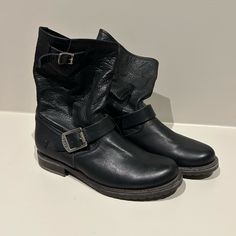 Frye Veronica Short Leather Moto Boots. Size - 7b (They Run Large, My Normal Shoe Size Is 8). Frye Veronica Short, Frye Veronica, Leather Moto, Frye Shoes, Moto Boots, Size 7, Women Shoes, Running, Boots