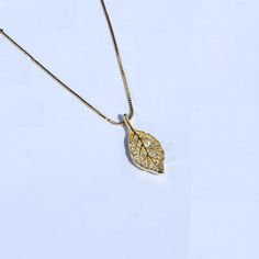 This Golden Branch Natural Stone Necklace is a stunning accessory that adds a touch of elegance to any outfit. Made with natural stones, each necklace is unique and full of character. The golden branch design brings a stylish and organic feel to this necklace. Enhance your wardrobe with this one-of-a-kind piece.

Pendant size:18*8mm
Weight about: 5.73g
Chain length: 40 CM (+ 5 cm adjustable chain)
Adjustable lobster clasp size - one size fits all
High quality zinc alloy
Hypoallergenic, lead and Golden Pendant, Natural Stone Necklace, Branch Design, Natural Stones Necklace, Natural Gemstone Jewelry, Leaf Necklace, Custom Bracelets, Color Free, Silver Leaf