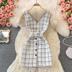 Materials: other Size: one size Color: white, black Teuta Matoshi, Vest Skirt, Spring Outfits 2022, Outfits Petite, Current Fashion, 2022 Trends, Early Spring Outfits, Outfits 2022, Outfits Spring