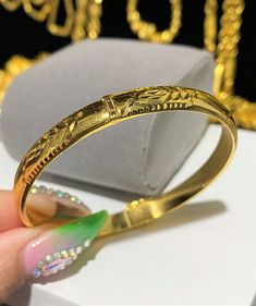 #1 Vintage 18K Yellow Gold Bangle Bracelet .... Marked 18K....Total of weights 5.9grams...Measure inside 51.5MM ( 6 1/2'' Wrist size ) W 5.5MM....It's in very good condition. #2 Vintage 18K Yellow Gold Bangle Bracelet .... Marked 18K....Total of weights 6.1grams...Measure inside 53.5MM ( 6 3/4'' Wrist size ) W 5.5MM....It's in very good condition. #3 Vintage 18K Yellow Gold Bangle Bracelet .... Marked 18K....Total of weights 5.9grams...Measure inside 50MM ( 6 2/8'' Wrist size ) W 5.5MM....It's i Gold Bangle Stamped 14k As Gift, Gold-plated Round Cuff Bracelet, 22k Gold Jubilee Bracelet, Engraved Gold-plated Round Bracelet, Engraved Round Gold-plated Bracelet, Engraved Gold-plated Bracelet, Gold Tarnish-resistant Round Cuff Bracelet, 22k Yellow Gold Bracelet Jewelry, 22k Yellow Gold Bracelets For Anniversary