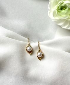 Very elegant classic earrings in the shape of leaf with white pearl inside. Metal is gold plated 925 silver. Natural pearls are AAA quality. Handmade in Spain. Comes in a gift box. Classic Drop Flower Earrings For Formal Occasions, Dainty Yellow Gold Teardrop Pearl Earrings, Formal Pearl White Flower Earrings With Pearl Drop, Delicate Yellow Gold Pearl Earrings Set, Elegant Pearl White Flower Earrings For Formal Occasions, Elegant Pearl White Flower Earrings For Formal Events, Elegant Formal Pearl White Flower Earrings, Classic Pearl Drop Flower Earrings Gift, Elegant Akoya Pearl Earrings For Gift