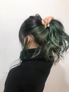 Blonde And Green Highlights, Grunge Green Hair, Hair Colored Streaks, Colored Streaks In Hair, Cool Hair Color Ideas For Brunettes, Blonde Green Hair, Hair Color Ideas Green, Black And Colored Hair, Green Blonde Hair