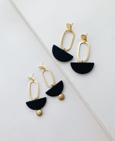 Big Bold Statement Earrings, Minimalist style earrings, Matte Gold EarringsUltra modern earrings, clean cut design to complement any outfit. Very Light weight.Materials: Gold plated brass, Rubberized acrylic bead.Size: Style A 2.6" long, Style B 3" longYour purchase comes in a beautiful box that is ready to give as a gift or to keep for yourself.**Want a custom design?  Just ask! The custom made jewelry is sure to make the owner feel like a super star.  We love mixing finishes. **Please be sure Matte Gold Earrings, Teardrop Pearl Earrings, Moon Necklace Silver, Fan Earrings, Earrings Geometric, Made Jewelry, Earrings Minimalist, Super Star, Earrings Black