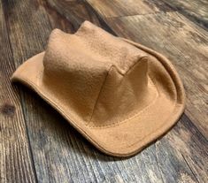 Hat Measurements: Inside of hat approximate measurements NEWBORN: (0-3 months) (15 inches) INFANT:  (3-12 months) (19 inches) CHILD: (12 month- 10 yrs) (22 inches) This baby cowboy hat is made in a tan felt. This baby cowboy hat is made with soft, flexible felt for delicate baby heads.  These are NOT stiff felt. Baby Cowboy Hat, Beige Baby, Cowboy Baby, Chapeau Cowboy, Little Cowboy, Special Pictures, Sweet Pic, Baby Cowboy, Handmade Hat