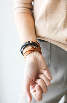 Женский кожаный браслет Коричневый кожаный браслет Кожаный - Etsy.de Bracelets Leather Women, Modern Adjustable Double Band Bracelets, Everyday Minimalist Leather Bracelets, Minimalist Leather Bracelets For Everyday Use, Leather Bracelets For Everyday Use, Everyday Leather Wristband With Bracelet Strap, Elegant Bracelet With Leather Strap, Modern Adjustable Wristband For Everyday, Modern Adjustable Wristband For Everyday Wear