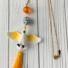 Ленора Дам Пайпер Попугай Кулон Ожерелье - Etsy Франция Queen Mum, Dinosaur Necklace, Unique Pendant Necklace, Tiki Room, Bear Necklace, Tropical Birds, Unique Pendant, Brass Chain, How To Look Classy