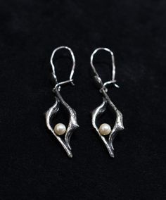 Vintage, silver and cultured pearl drop earrings, marked 925 on the earring wires.. The drop part measures approx: 1" - 26mm Pearl : 3mm 3/4 pearls Earring Wires, Pearl Drop Earrings, Pearl Drop, Cultured Pearls, Vintage Silver, Favorite Jewelry, Jewelry Earrings Dangle, Dangle Drop Earrings, Pearl Earrings