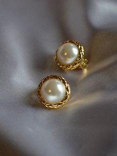 Hold Earrings Design, Retro Round Earrings For Anniversary, Vintage Clip-on Plug Earrings As Gift, Vintage Clip-on Pearl Earrings For Gift, Vintage Clip-on Pearl Earrings As Gift, Gold Vintage Earrings, 1970s Luxury, Vintage Pearl Earrings, Pearl Earrings Designs