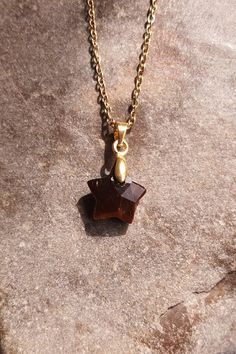 Necklace composed of a 1.2 cm faceted star-shaped tiger's eye stone and a 45 cm gold-colored stainless steel chain. Tigers Eye Jewelry, Tiger Eye Necklace, Bday Gifts, Tiger Eye Jewelry, Tigers Eye Necklace, Gem Necklace, Tiger Eye Stone, Eye Stone, Tigers Eye