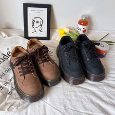 Braune Oxford-Schuhe mit Plateausohle

 Veredeln Sie Ihren Stil mit diesen atemberaubenden braunen, ästhetischen Oxford-Schuhen mit Plateausohle. Mit ihrem schlanken, eleganten Design und der Plateausohle sind diese Schuhe sowohl modisch als auch funktional. Sie sind die perfekte Ergänzung für jedes Outfit, bieten einen schicken und eleganten Look und sind gleichzeitig bequem und stützend. Verbessern Sie Ihr Schuhwerk und heben Sie sich mit diesen unverzichtbaren Oxfords ab. Platform Oxford Shoes, Aesthetic Sneakers, Oxford Shoes Brown, Oxford Platform Shoes, Oxford Platform, Brown Leather Shoes, Heels Platform, Soft Aesthetic, Platform Mary Janes