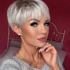 30 Stunning Short Hair With Layers Ideas - Glamour Corner Platinový Blond, Platinum Blonde Pixie, Short Cut Wigs, Short White Hair, Hair Styels, Short Hair Pixie Cuts, Short Hair Trends