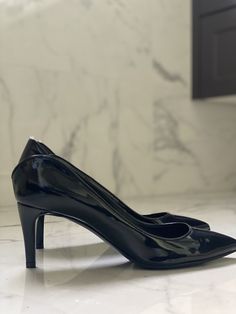 Gorgeous Armani Collection pointy pumps Black Patent leather  Made in Italy  Hardly worn! Size Eur 38 Inside sole tip to heel is 25cms Heel height 7cms Pointy Pumps, 70’s Style, Armani Collection, Armani Collezioni, Black Patent Leather, Black Pumps, Women's Pumps, Womens Heels, Patent Leather