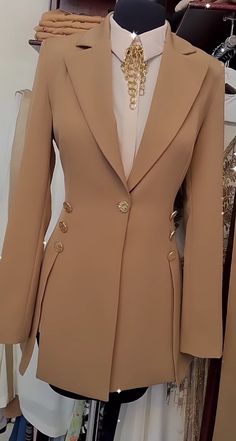 American Dressing Style, Women Dress Suits Classy, Suits Office, Blazer Outfits For Women, Women Suits, Ladies Blazer, Women Blazer, Business Outfits Women, Stylish Work Attire