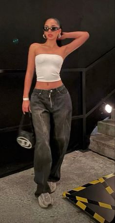 Small Top Big Pants Outfit, Look Kylie Jenner, Big Pants, Fits Inspo, Causual Outfits, Streetwear Fashion Women, Basic Outfits