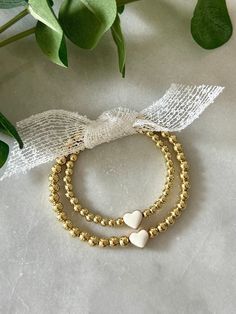 Süßes und entzückendes Mutter-Tochter-Armbandset. Diese 18k gold filled Armbänder sind mit einem weißen Emaille und einem goldenen Herzen zentriert. Perfektes Geschenk für eine neue Mutter und Tochter oder für Mama, um ihre Kleinen zu beschenken. Armbänder sind auf hochwertigen Stretchschnur gefädelt und gesichert. - 4 mm große 18k Gold gefüllte Perlen 5 mm große 18k gold gefüllte Perlen 8 mm Emaille Herzperle - Wenn Sie mehr als 1 Mini benötigen, senden Sie mir bitte eine Nachricht für eine ben Mama And Mini Bracelets, Mother Daughter Bracelet Set, Daughter Bracelet, Mother Daughter Bracelets, Mini Bracelet, Cadeau Baby Shower, Baby Girl Shower Gifts, Mom Baby, Perfect Gift For Mom